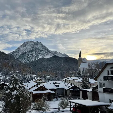 Blick Schloss Tarasp - Arventraum Mit Gartenspa