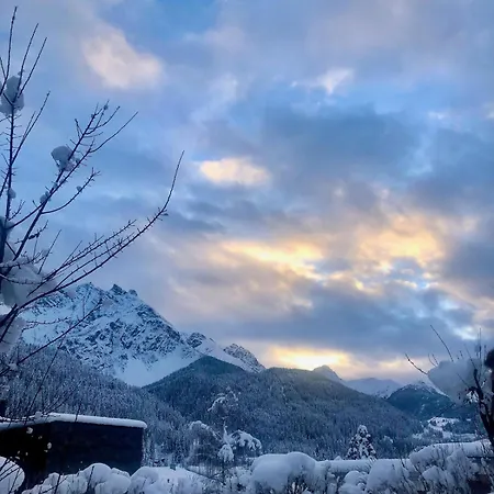 Blick Schloss Tarasp - Arventraum Mit Gartenspa *