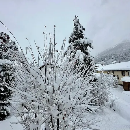 Blick Schloss Tarasp - Arventraum Mit Gartenspa * シュクオル